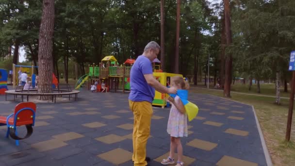 Pai Ucraniano Amarrou Bandeira Ucraniana Sua Filha Ele Ensina Amar — Vídeo de Stock