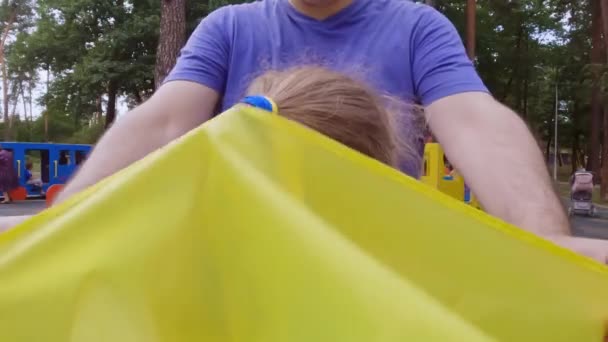 Украинский Отец Привязывает Украинский Флаг Своей Дочери Учит Любить Украину — стоковое видео