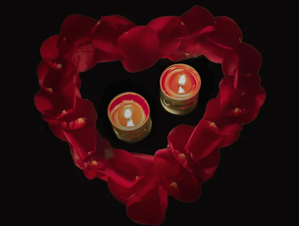 Kontur serce z płatków róż z świece — Zdjęcie stockowe