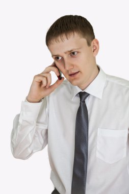 mutlu neşeli iş adamı ile cep telefonu üzerinden izole, gülümseyen