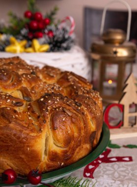 Tatil masasında susam tohumlu Noel pastası