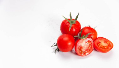 Beyaz arka planda küçük domatesler fotokopi alanı. Sağlıklı bir yaşam için bahçeden organik yiyecekler..