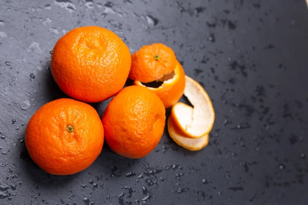 Frische Mandarinen Auf Einer Schwarzen Steinplatte Von Oben Vertikale Aufnahme — Stockfoto