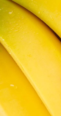 Olgun sarı muzların dikey fotoğrafı.