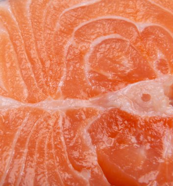 Bir dilim kırmızı somon balığının makro fotoğrafı. Taze sağlıklı yiyecek