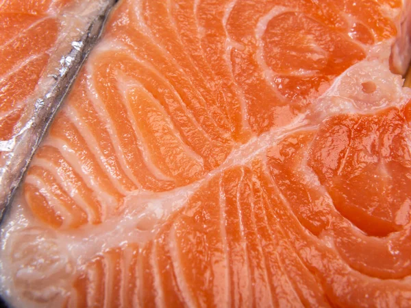 Bir dilim kırmızı somon balığının makro fotoğrafı.