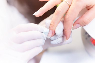 Cilalamadan önce tırnakları temizliyorum. Tırnaklar hareketleniyor