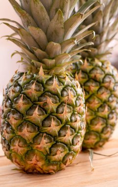 Tüm ananas meyvelerinin dikey fotoğrafı. Doğadan faydalı yiyecekler. taze sulu ananaslar