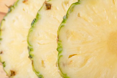 Ananas manzaralı daire. Doğranmış ananas parçalarının yakın çekimi