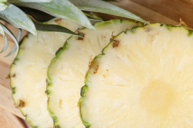 Ananas manzaralı daire. Doğranmış ananas parçalarının yakın çekimi
