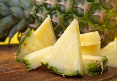 Yakın plan panodaki ananas parçalarının yatay fotoğrafı.