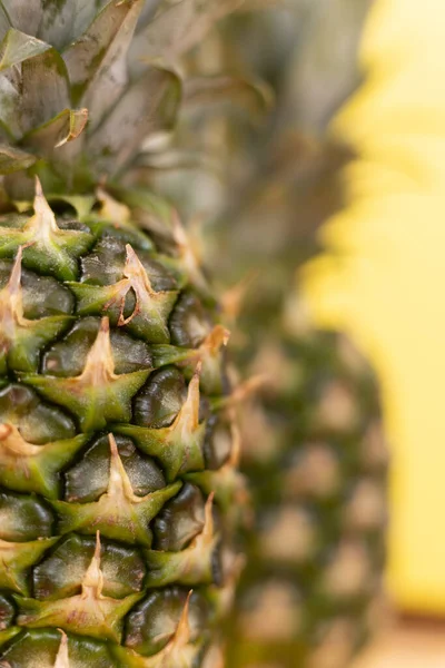 Pionowe Zdjęcie Owocu Ananasa Jedzenie Natury Świeże Dojrzałe Ananasy Żółtym — Zdjęcie stockowe