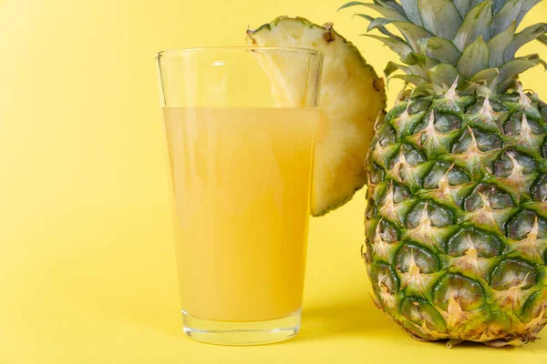 Glass Pineapple Juice Slice Pineapple Close Copy Space Fresh Pineapple — Fotografia de Stock