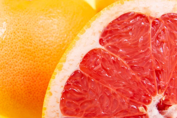 Vertikales Foto Von Geschnittener Roter Grapefruit Nahaufnahme — Stockfoto