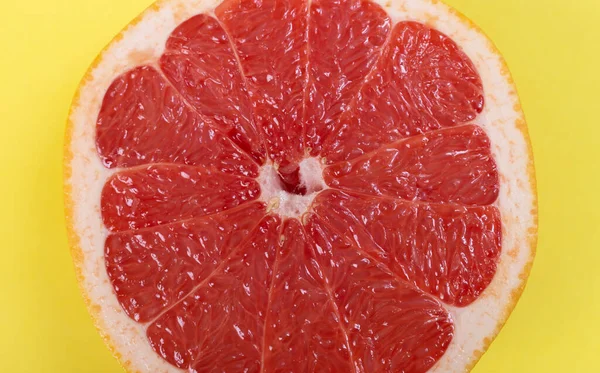 Grapefruitfrucht Nahaufnahme Auf Gelbem Hintergrund — Stockfoto