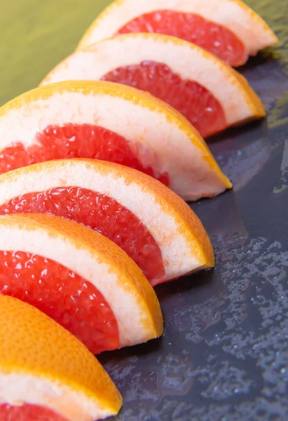 Vertikales Foto Von Frischer Roter Grapefruit Stücke Geschnitten — Stockfoto
