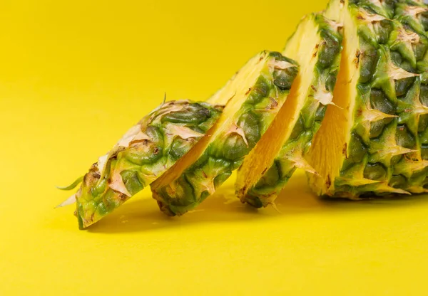 在黄色背景上的菠萝圆圈 成熟的菠萝果 来自大自然的食物 健康的生活方式 免版税图库图片