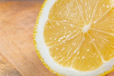 Limonu yakın plan kes. Sağlıklı bir yaşam için taze narenciye..
