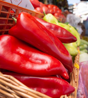 Marketteki sepetteki kırmızı biberler. Sağlıklı bir yaşam için taze sebzeler.