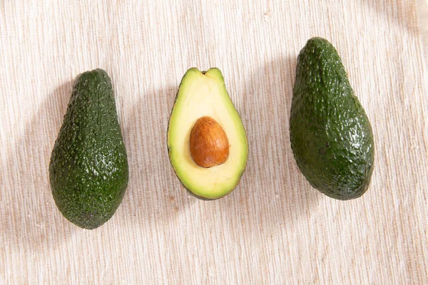 Verse Avocado Een Houten Tafel Gezond Eten — Stockfoto