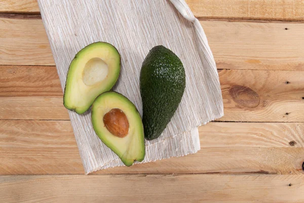 Gesneden Avocado Met Een Pit Een Houten Tafel Bovenaanzicht — Stockfoto