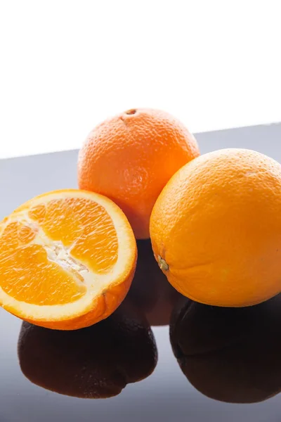 Orangen Die Von Schwarzem Glas Auf Weißem Hintergrund Reflektiert Werden — Stockfoto