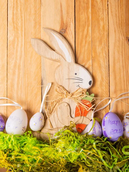 复活节装饰用一只木制兔子和彩蛋 复活节的背景 图库图片