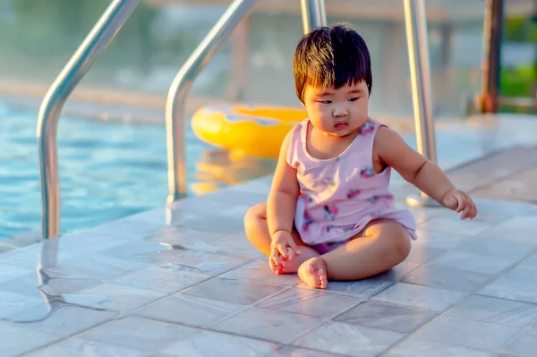 Feliz Bebé Lindo Niño Aprendiendo Nadar Con Anillo Natación Una — Foto de Stock