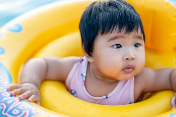 Glückliches Süßes Kleines Baby Das Mit Schwimmring Einem Hallenbad Schwimmen — Stockfoto