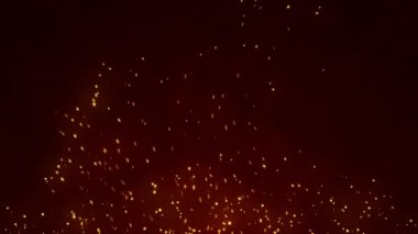 Parlayan kor, yanan kül parçacıkları. Şeffaf alfa kanallı sıcak ateş kıvılcımları. Alevden uçan kömürlerin 4K animasyonu.