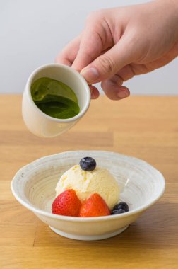 Vanilla ice cream is served with a rich Japanese green tea sauce to cut off the sweetness of the ice cream. Paired with strawberries and blueberries for a sweet and sour taste and fruity aroma.