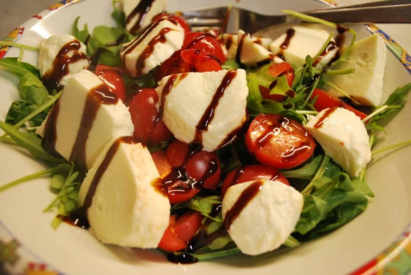 Faire Une Salade Avec Des Tomates Mozzarella Balsamico — Photo