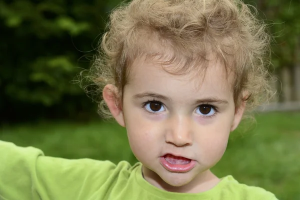 Junges Mädchen höhnisch. — Stockfoto