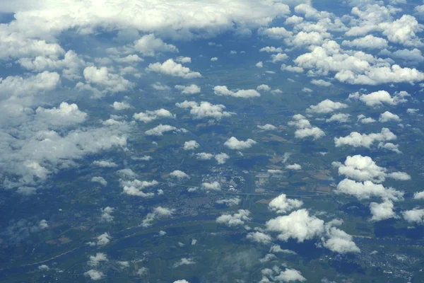 Antenn syn på moln och himmel. Stockbild