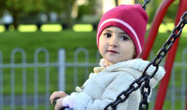 salıncakta oynayan genç çocuk