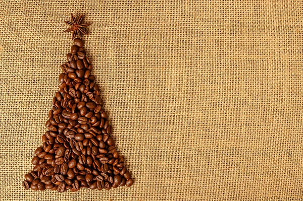 Kavrulmuş kahve, öğütülmüş fasulye ve Noel ağacı şeklinde hazır kahve.
