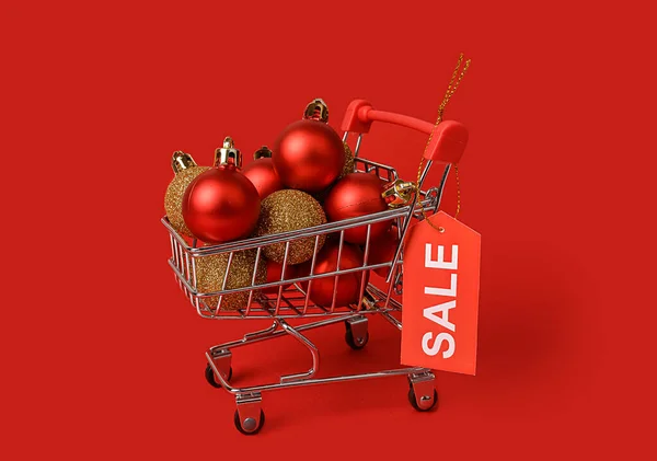 Μίνι Καρότσι Κόκκινες Μπάλες Χριστουγέννων Διαφημιστική Έκπτωση Κόκκινο Φόντο — Φωτογραφία Αρχείου