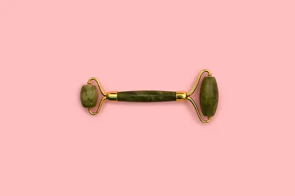 Groene Cosmetische Jade Roller Voor Gezichtsmassage Een Roze Achtergrond — Stockfoto