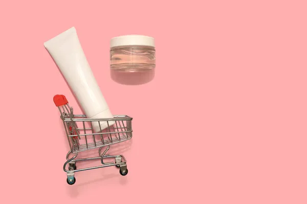 Witte Cosmetische Crème Een Mini Mandje Een Roze Achtergrond Internetwinkel — Stockfoto