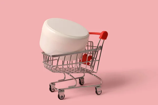小篮子里的白色化妆品霜 粉红的背景 家里的网店 — 图库照片