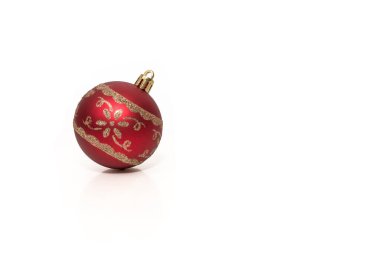 Beyaz arka planda süslemeli kırmızı top. Yılbaşı ve Noel tatili.