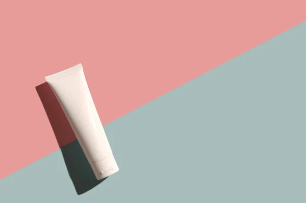 Witte Container Van Cosmetische Crème Een Roze Blauwe Achtergrond Met — Stockfoto