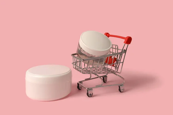 小篮子里的白色化妆品霜 粉红的背景 家里的网店 — 图库照片