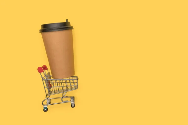 棕色的咖啡在一个迷你篮子里.销售和购买咖啡. — 图库照片