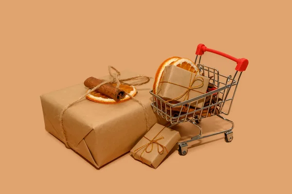 Köpa och sälja torra kanelstänger i en presentkorg. Semesteringredienser. — Stockfoto