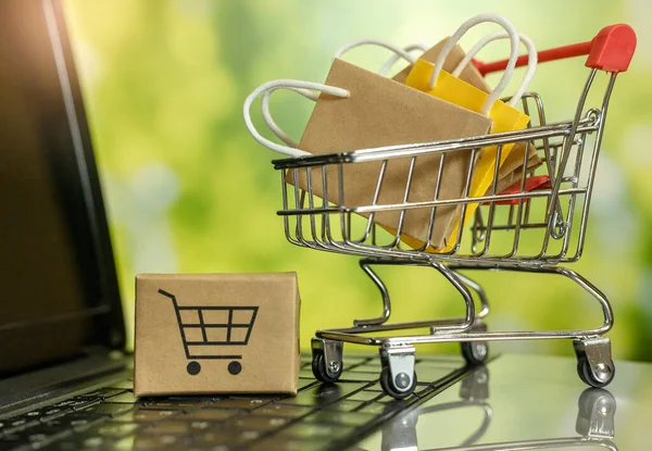 Mini basket with bags for groceries and goods. Against the background of boke. — Foto Stock