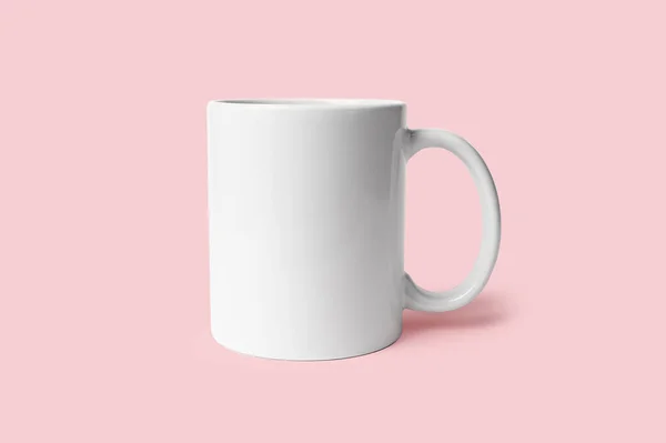 Caneca branca em um fundo rosa. Mockup para design. Close-up. — Fotografia de Stock