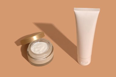 Beyaz pakette doğal kozmetik krem. Cilt kremi.