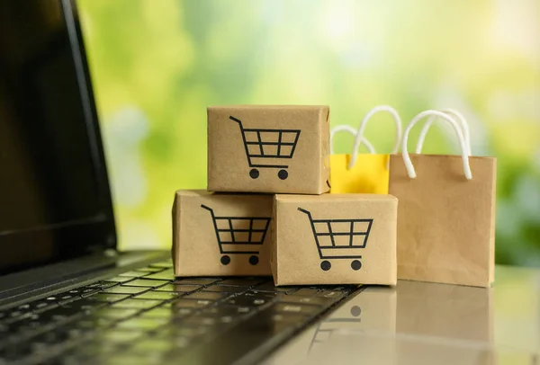 Mini basket with bags for groceries and goods. Against the background of boke. — Foto Stock