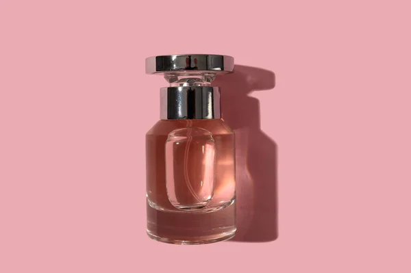 Perfume bottle for women. On a pink background. Cosmetics for women. — Foto de Stock